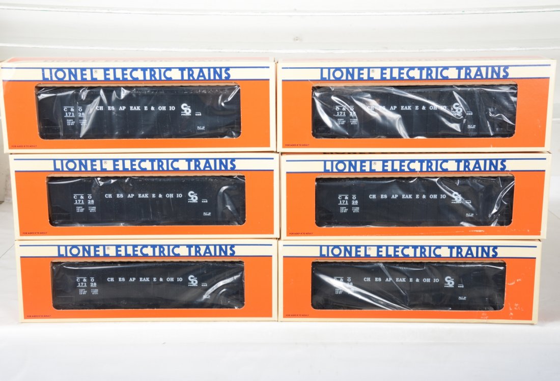 Case Lionel 17126 C&O 3-Bay Hoppers (1 of 2)