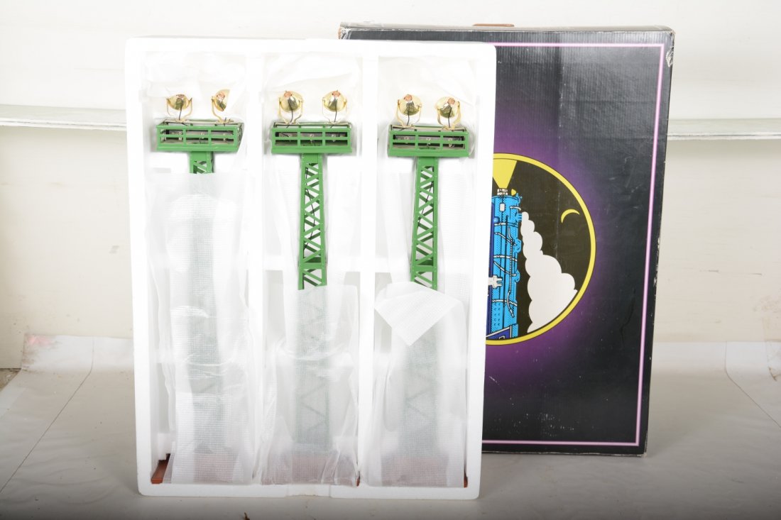 MTH 1044 3-Lionel 92 Floodlight Towers: Standard Gauge. Early colors on these. They show light handling with setbox, C9