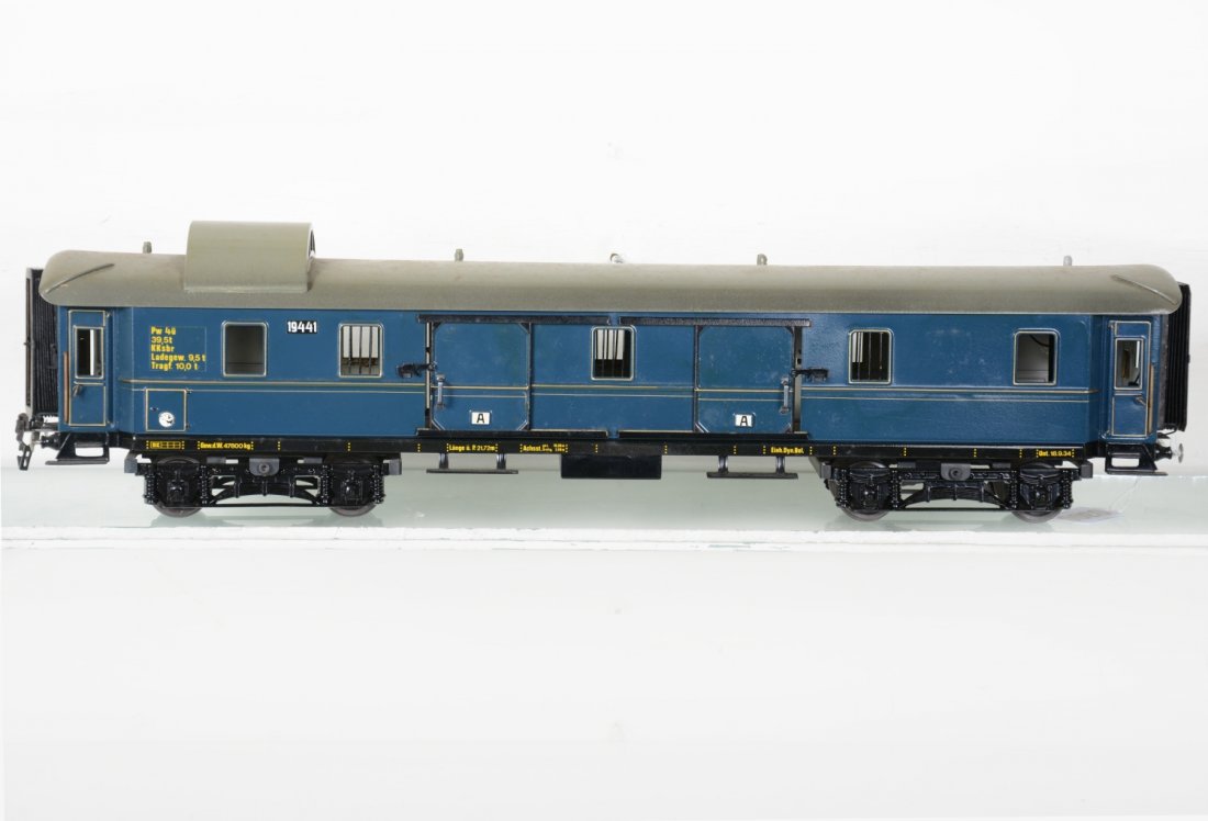 Wilag 1944/1 Blue 69cm Baggage: 1 Gauge. Very clean & shiny 2-door baggage, complete with 2 vestibules. It shows light playwear, C9