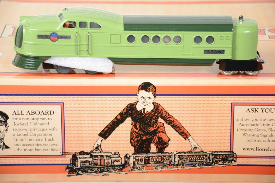Lionel 30147 Green City of Denver: Super remake of Lionel's rare streamliner, true to the original with lights and whistle. It shows very light runtime with setbox, C9