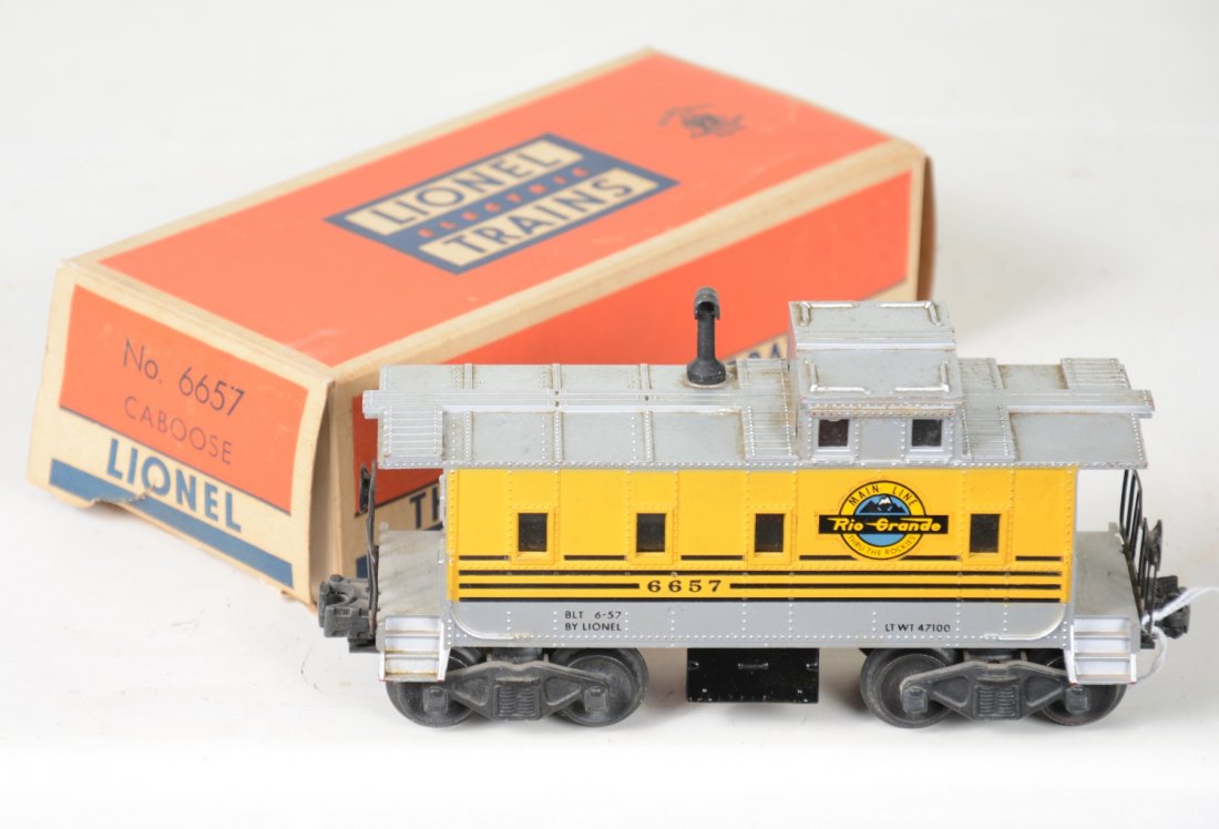 Scarce Boxed Lionel 6657 RG Caboose (1 of 4)