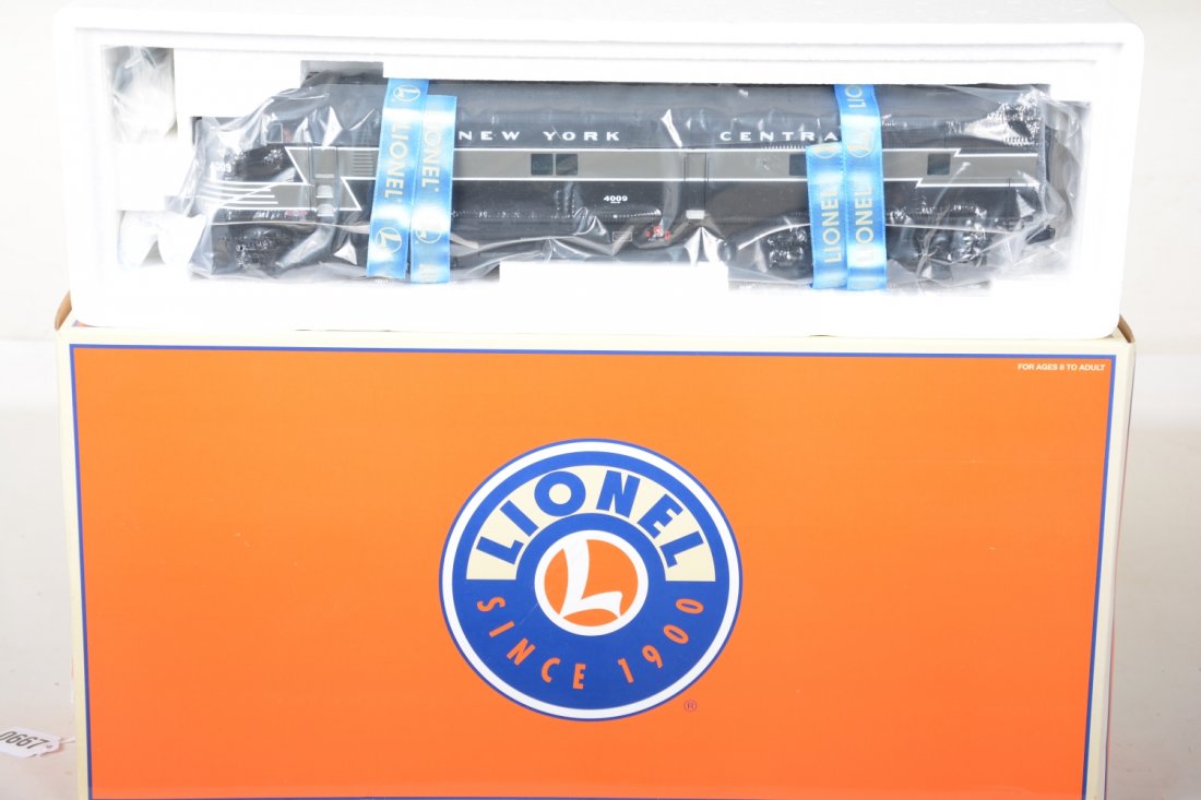 Lionel 24579 NYC E7 AA Diesels (1 of 2)