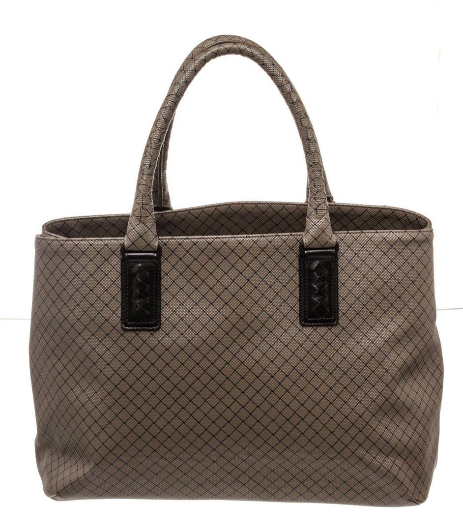 Bottega Venetta Brown Leather Tote Bag: Bottega Venetta Brown Leather Tote Bag. Bottega Venetta Brown Leather Tote Bag with material leather, gold-tone hardware, leather trim, interior zip pocket, shoulder strap and snap closure.