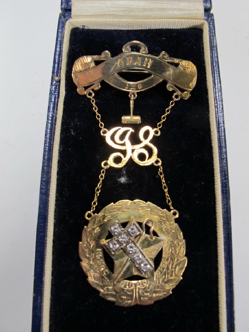 Antique Masonic 9 kt gold breast jewel: Antique Masonic 9 kt gold Knight Templar breast jewel. The top bar is engraved "œADAH 120". Pierced initials in the middle. The bottom plaque is embellished with a stones cross in the middle. Weight:
