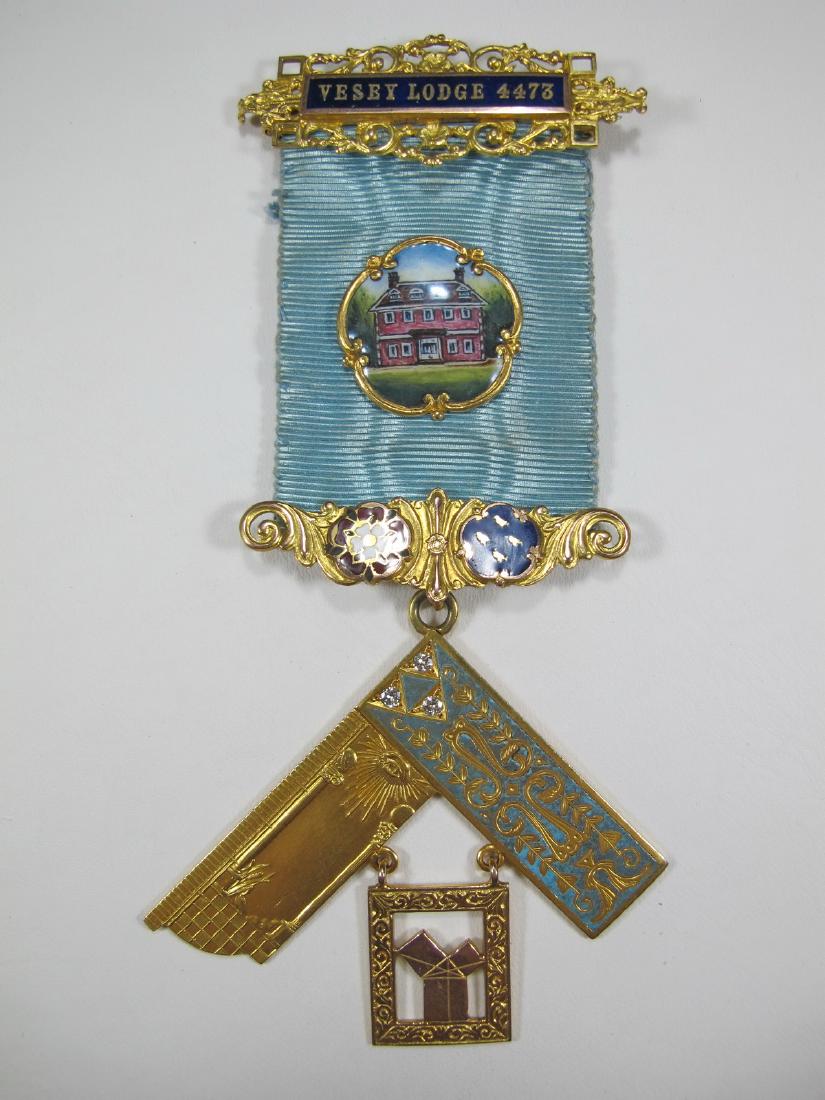 Masonic Past Master 9K stamped gold jewel: Masonic Past Master 9K stamped gold jewel. Enamel accents. The back of the square is engraved and dated 1954. 5 in H x 2 1/2 in W. Weight: 27 grms (0t oz 17.36140 dwt). Shipping in USA or Internationa