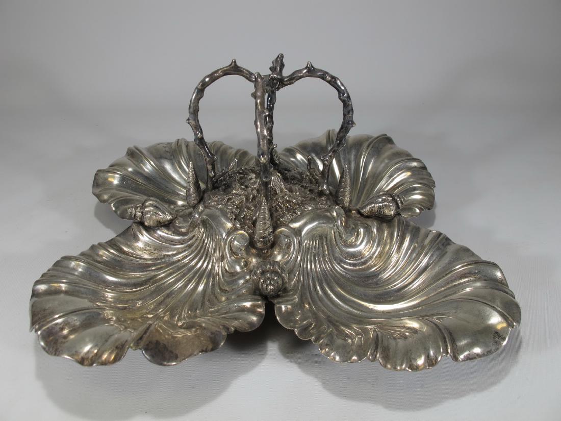 Mappin & Webb English silverplate service plate: Mappin & Webb English silverplate service plate. 5 3/4 in H x 11 1/2 in W x 11 1/2 in D. Shipping in USA or International please contact for quote: James Lawrence UPS Store 4356 - 954-463-0444 Florida