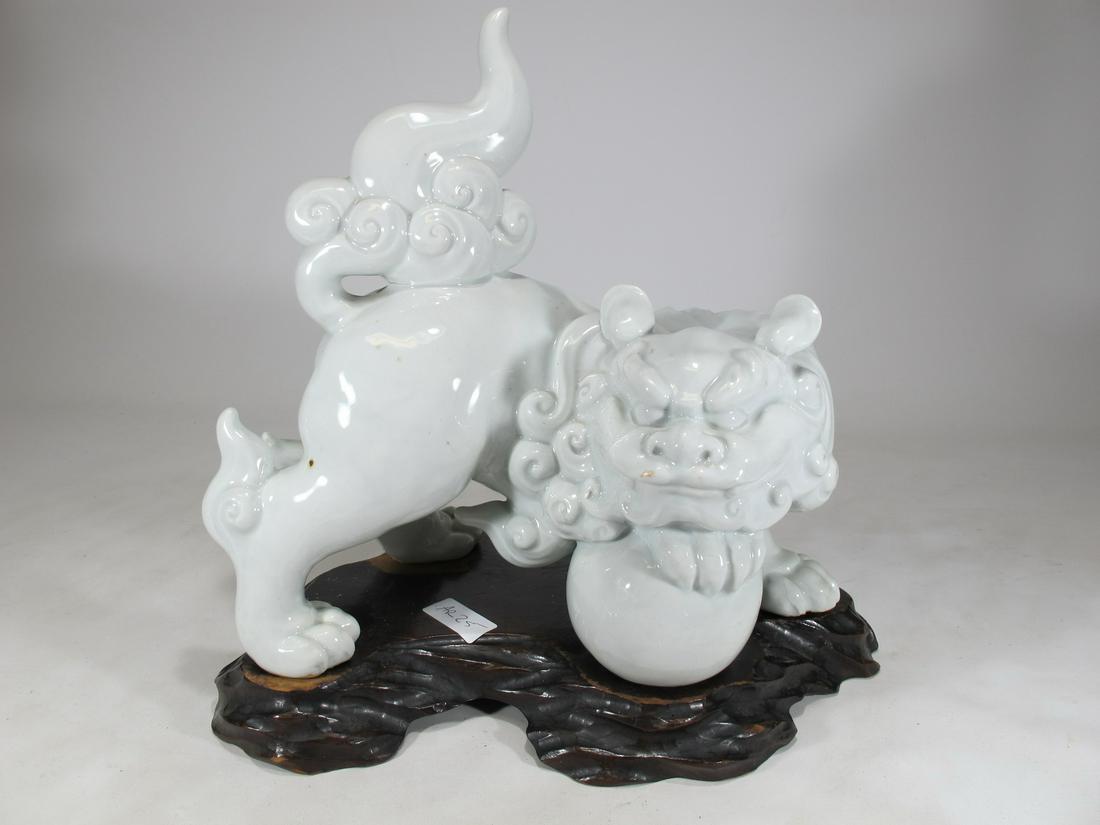 Chinese blanc de chine foodog porcelain statue (1 of 10)