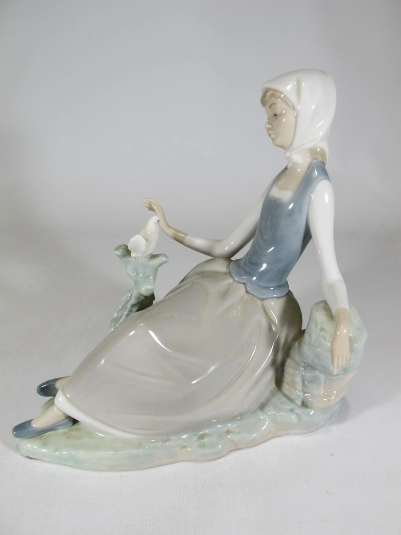 Vintage Lladro porcelain statue (1 of 7)