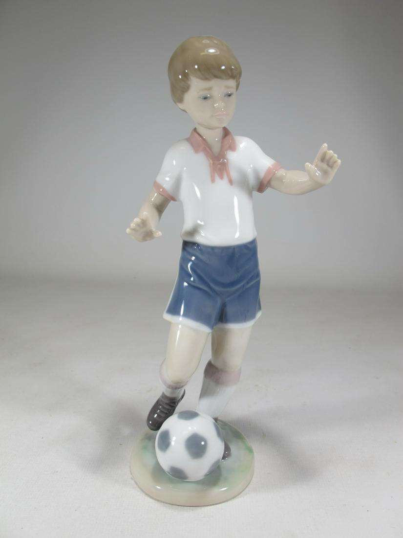 Lladro 6198 Soccer Practice porcelain statue (1 of 9)