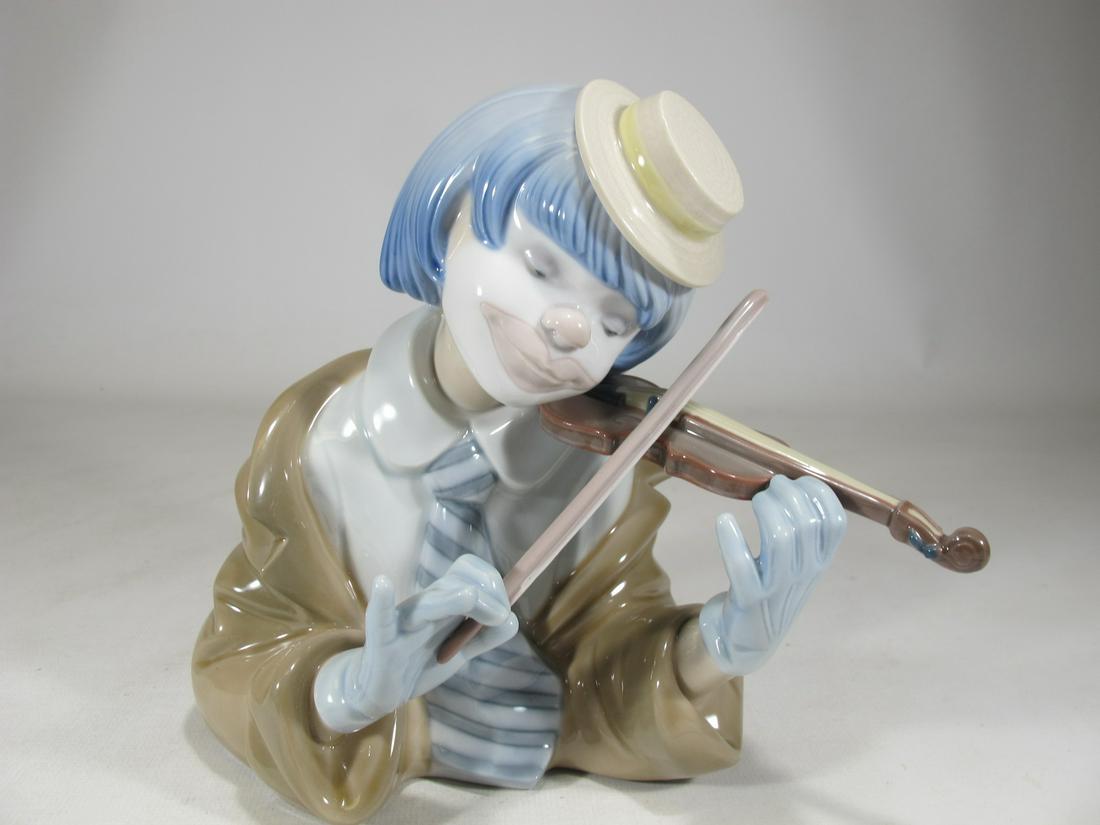 Lladro 5600 The Blues porcelain statue: Lladro 5600 The Blues porcelain statue, Sculpted by Francisco Catala and with the original box. 6 3/4” H x 6 3/4” W x 4 3/4” D. Box: 5 7/8” H x 8 7/8” W x 9 5/8” D.