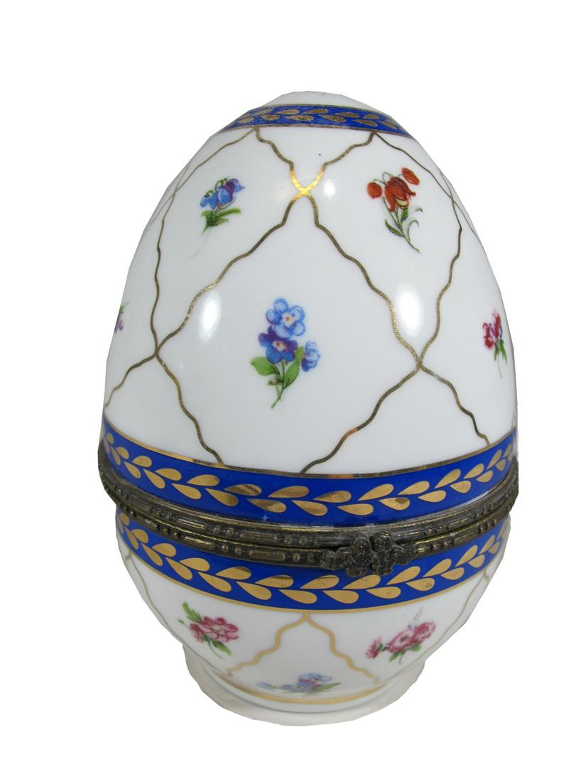 Vintage French Limoges porcelain egg box (1 of 8)