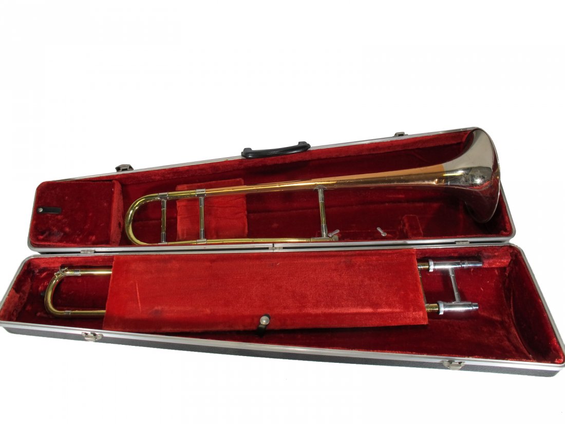 Trombone Frank Holton Super Collegiale Elkhorn WIS: Trombone Frank Holton Super Collegiale Elkhorn WIS U.S.A. & Hard Case, Vincent Bach Corp 6 1/2 AL mouthpiece. Case: 35 3/4” H x 8 1/4” W x 10 1/2” D. ANY INVOICE OVER $ 2,000.00 WE WILL ACCEPT P