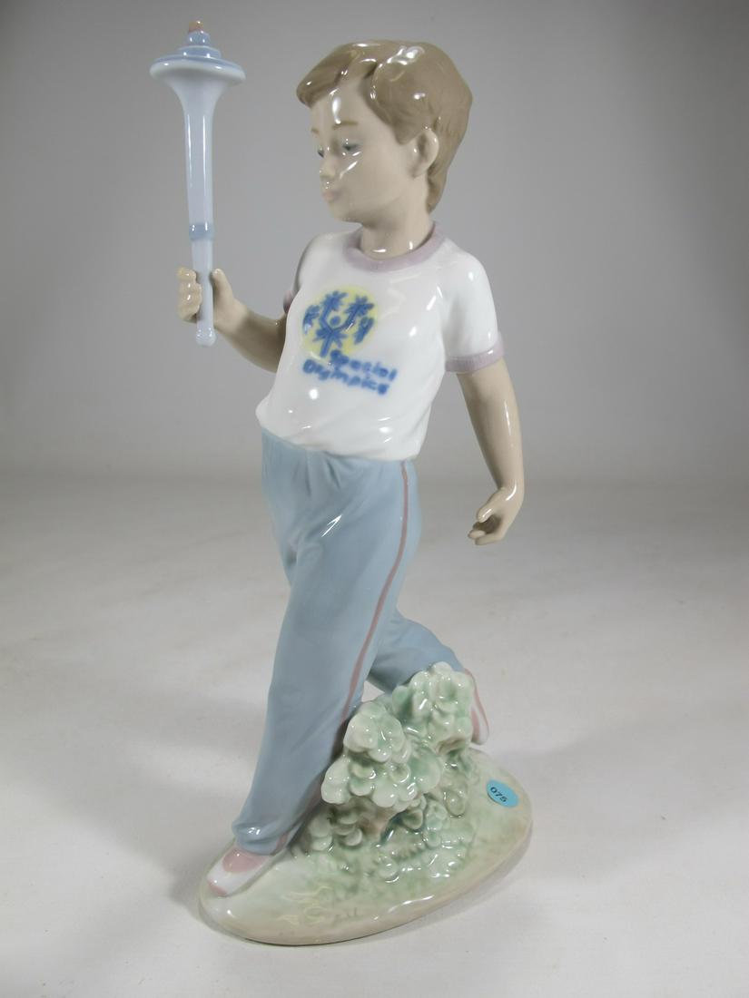 Lladro 7522 Courage porcelain statue: Lladro 7522 Courage porcelain statue, by Antonio Ramos and with the original box. 8 1/4” H x 4” W x 2 1/2” D. Box: 5 7/8” H x 12 3/4” W x 7 1/2” D. ANY INVOICE OVER