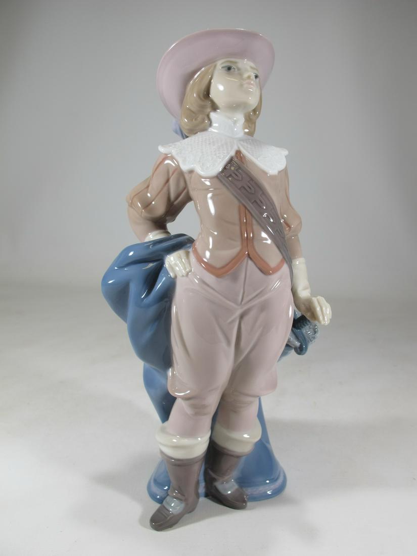 Ladro 6121 Musketeer Athos porcelain statue (1 of 10)