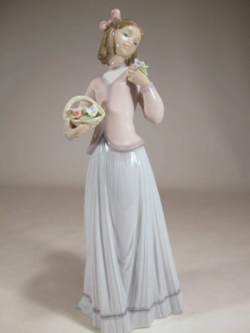 Lladro 7644 Innocence in Bloom porcelain statue (1 of 8)