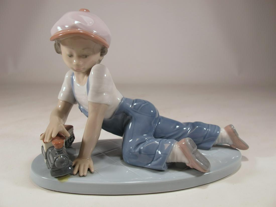 Lladro 7619 All Aboard porcelain statue (1 of 8)