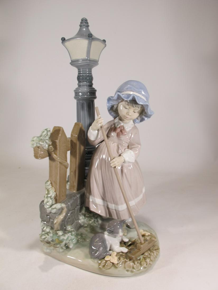 Lladro 5286 Fall Clean Up porcelain statue (1 of 9)