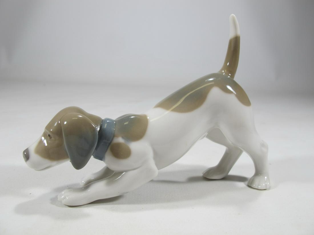 Lladro 5348 Beagle on the Scent porcelain statue: Lladro 5348 Beagle on the Scent porcelain statue, Sculptor: Francisco Catala and with the original box. 3 1/2” H x 4 7/8” W x 1 1/4” D. Box: 2 5/8” H x 6 1/2” W x 6 1/2&r