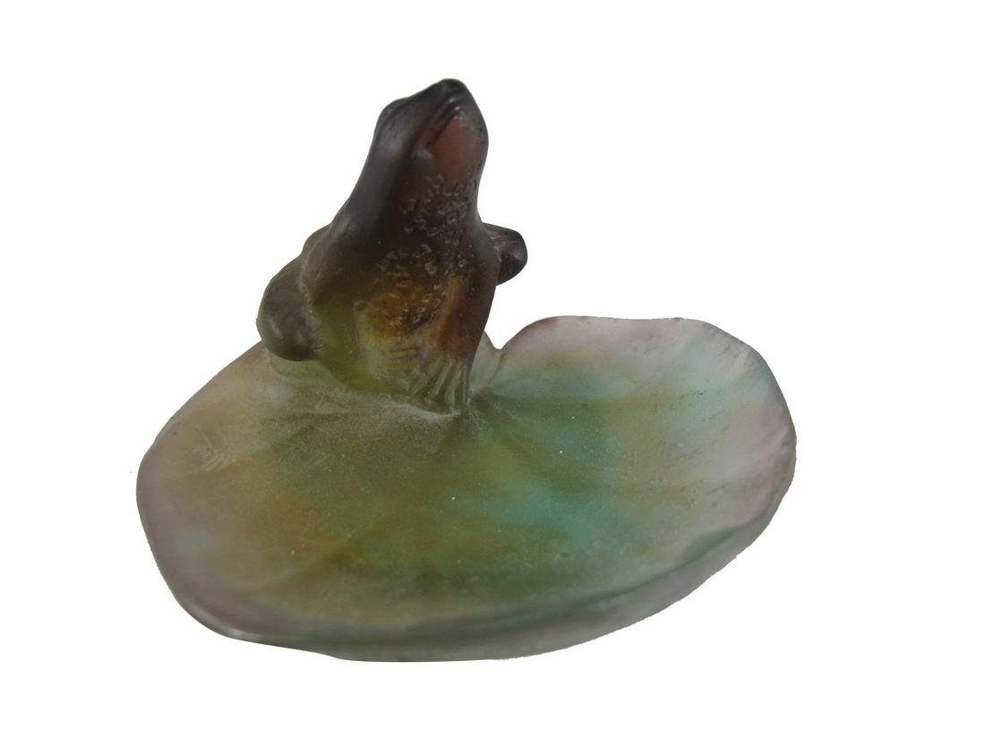 French Daum cameo glass frog tray: French Daum cameo glass frog tray. 2 1/4” H x 3 3/8” W x 3 1/4” D. ANY INVOICE OVER $ 2,000.00 WE WILL ACCEPT PAYMENTS ONLY THROUGH CHECK OR BANK WIRE TRANSFER, SAME FOR INTERNATIONA