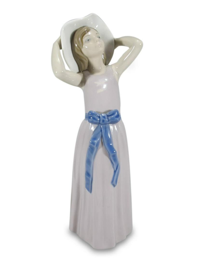Lladro girl with hat porcelain statue, retired (1 of 8)