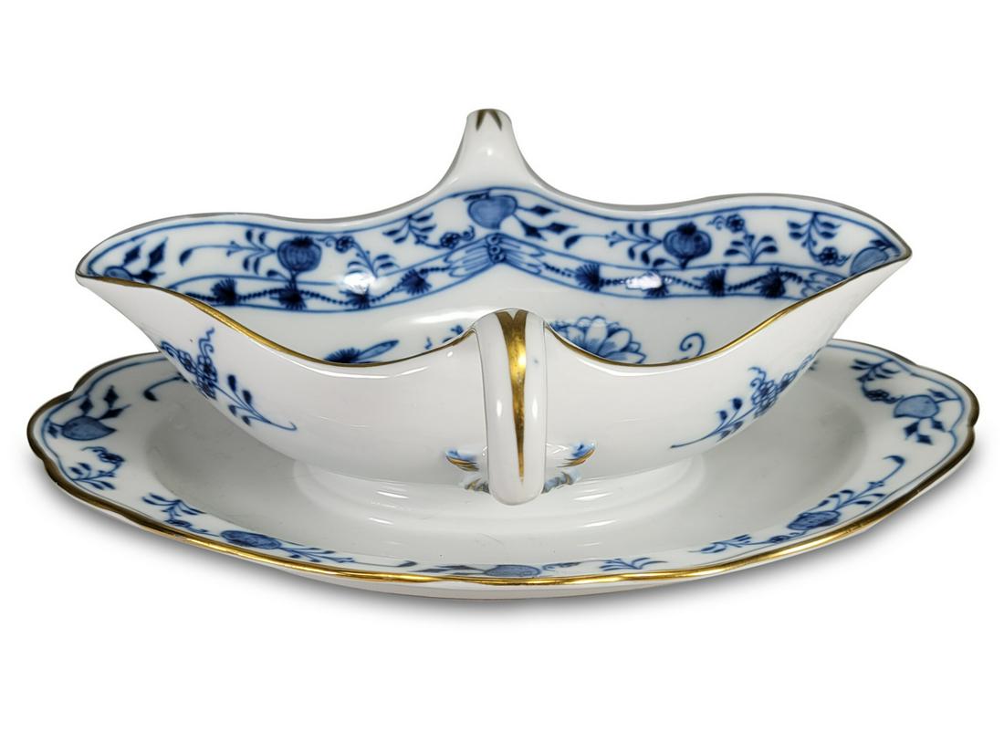 Vintage German Meissen porcelain sauceboat: Vintage German Meissen porcelain sauceboat. 3 1/4” High x 10 1/2” Wide x 7 3/4” Deep. ANY INVOICE OVER $ 2,000.00 WE WILL ACCEPT PAYMENTS ONLY THROUGH CHECK OR BANK WIRE TRANSFER, SA