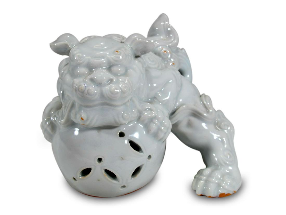 Chinese blanc de chine foodog porcelain statue (1 of 6)