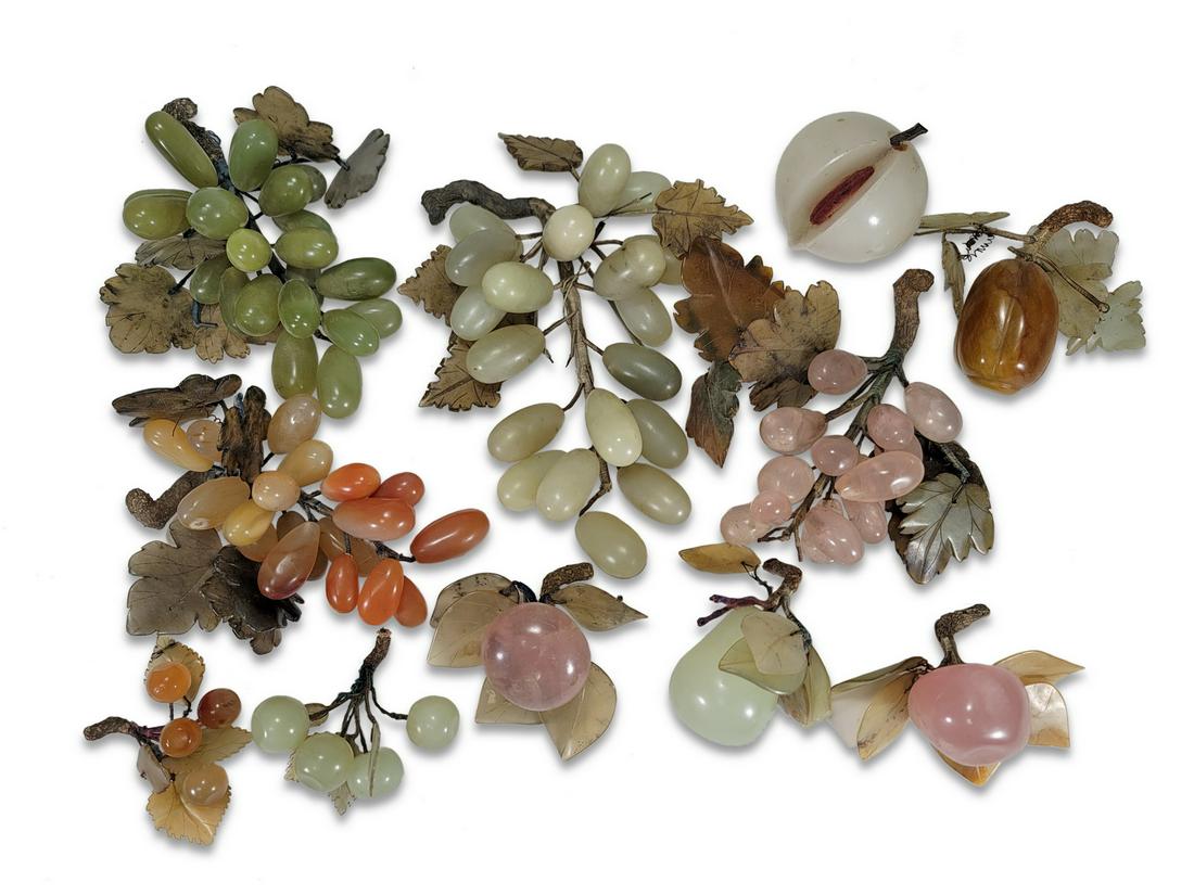 Group of grapes made in Agate, quartz, rock crystal, (1 of 5)