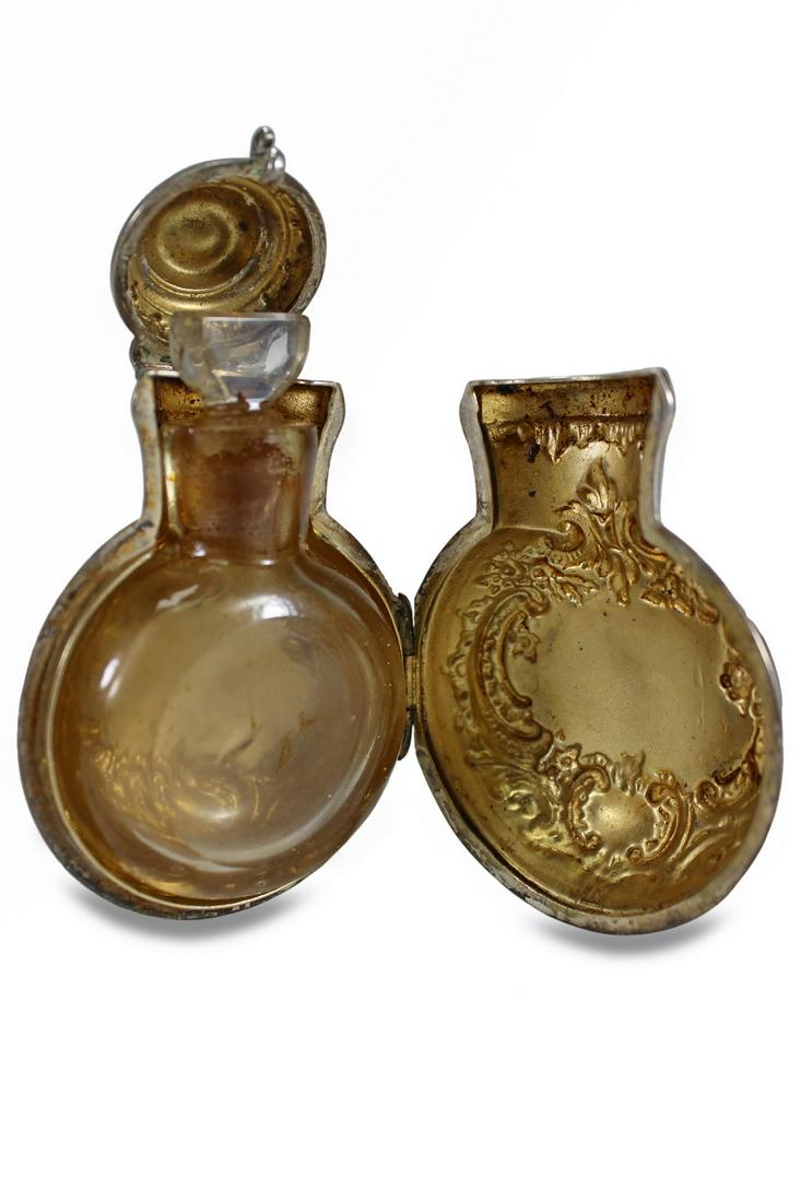 Antique Enflish silver & glass snuff bottle: Antique Enflish silver & glass snuff bottle. 3” H x 1 7/8” W x 1” D. Weight: 32.1 grams. ANY INVOICE OVER $ 2,000.00 WE WILL ACCEPT PAYMENTS ONLY THROUGH CHECK OR BANK WIRE TRANSFER,