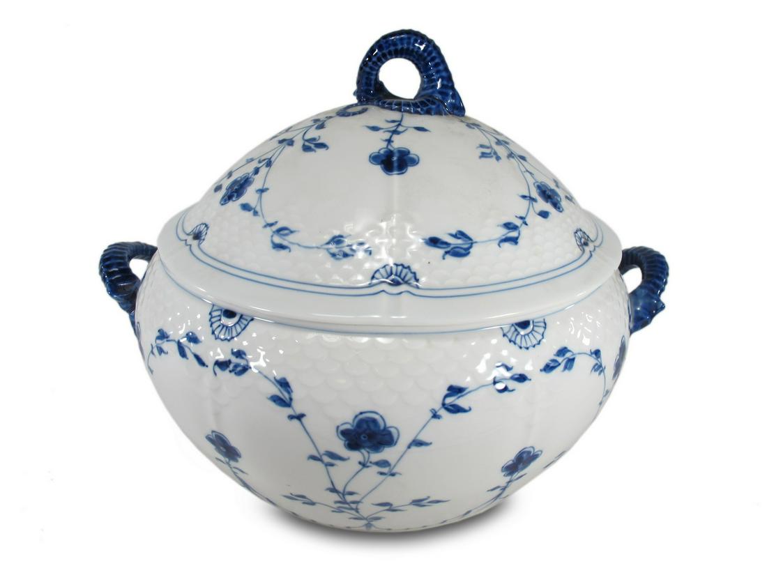 B & G Kopenhagen porcelain tureen: B & G Kopenhagen porcelain tureen. 9 3/4 H x 13 W x 10 3/4 D. ANY INVOICE OVER $ 2,000.00 WE WILL ACCEPT PAYMENTS ONLY THROUGH CHECK OR BANK WIRE TRANSFER, SAME FOR INTERNATIONAL BUYERS. IF YOU PAY ON
