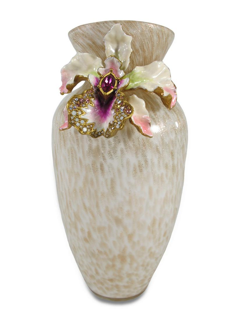 Jay Strongwater Art Glass vase: Jay Strongwater Art Glass vase. 7 7/8 H x 3 5/8 W. ANY INVOICE OVER $ 2,000.00 WE WILL ACCEPT PAYMENTS ONLY THROUGH CHECK OR BANK WIRE TRANSFER, SAME FOR INTERNATIONAL BUYERS. IF YOU PAY ONLINE WE WIL