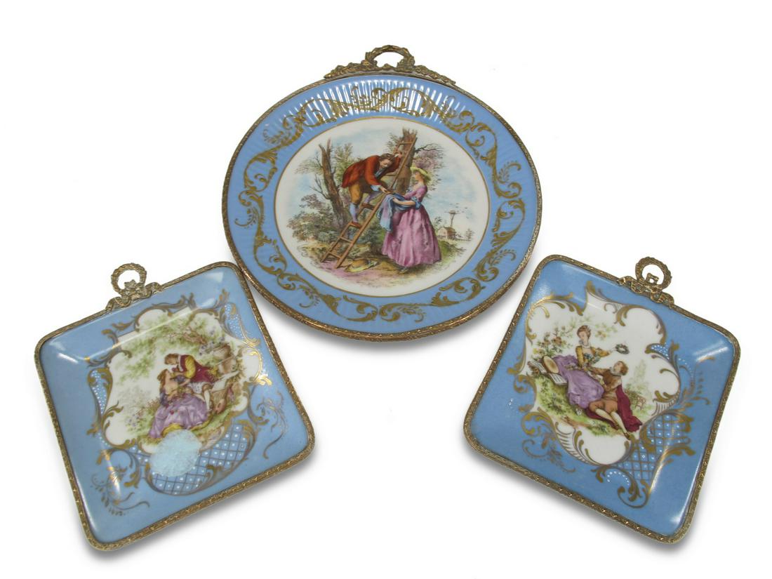 Vintage set of 3 Petit Paris trays (1 of 7)