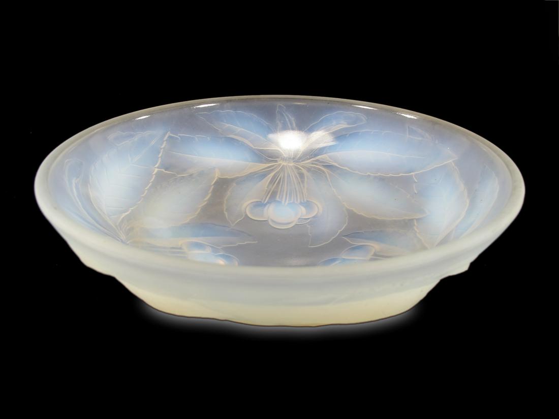 G. VALLON, France opalescent glass bowl: G. VALLON, France opalescent glass bowl. 2 7/8 H x 9 1/4 W. TO SHIP THIS ITEM IN USA OR INTERNATIONAL, PLEASE CONTACT THE SHIPPERS : 1) UPS store1937- David Reiser -754-263-0780, auctions1937@gmail.co