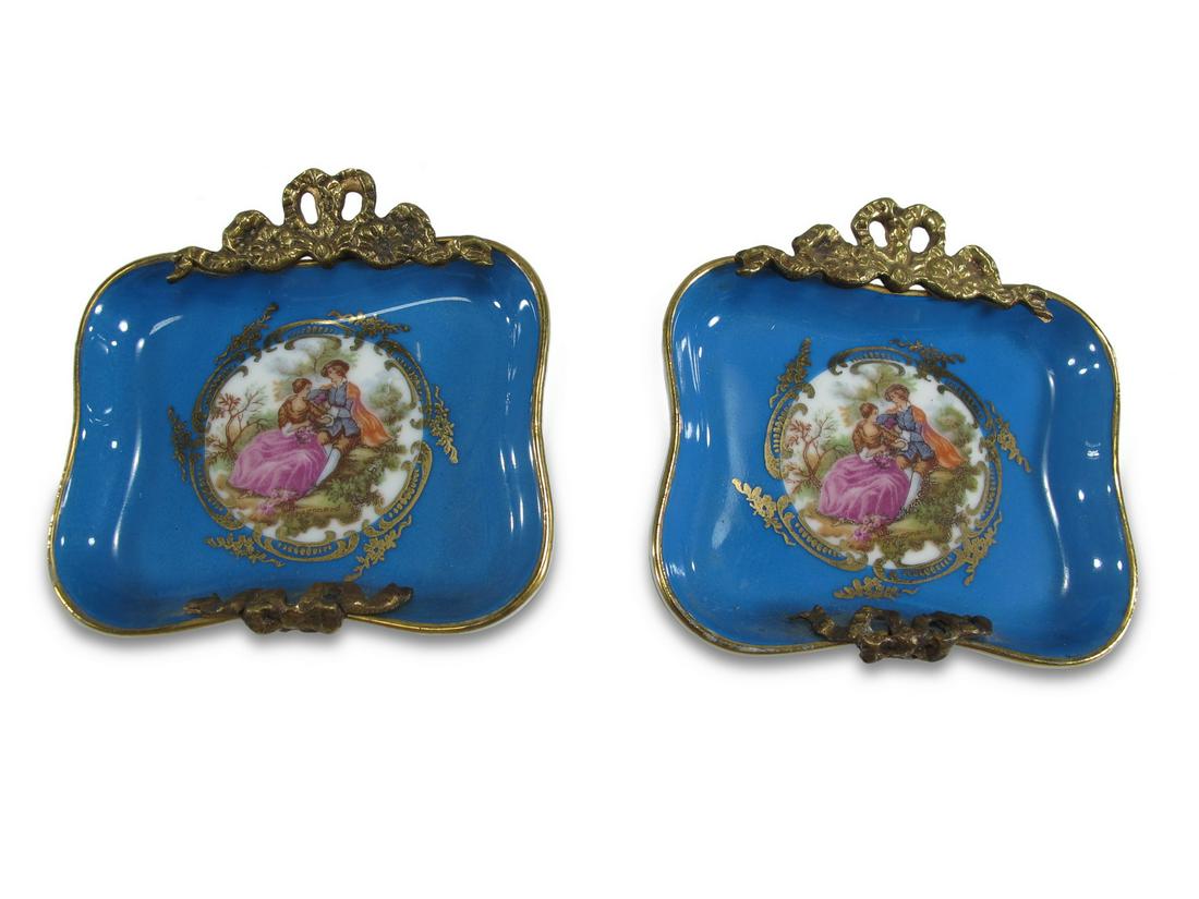 French Limoges pair of porcelain ashtrays: 2 7/8 H x 3 W. TO SHIP THIS ITEM IN USA OR INTERNATIONAL, PLEASE CONTACT THE SHIPPERS : 1) UPS store1937- David Reiser -754-263-0780, auctions1937@gmail.com, 2) Pakmail: Meric Dovac - 305-274-2700 . U