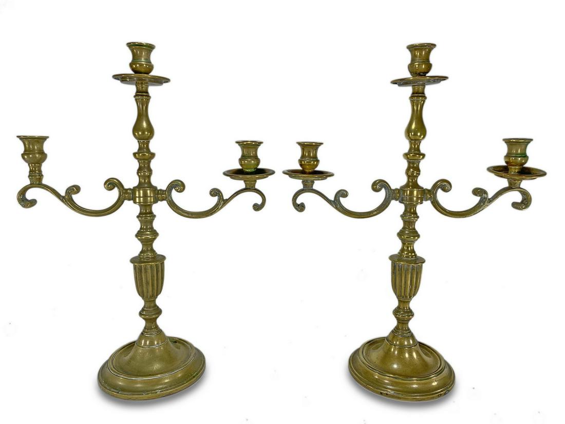 Antique French pair of bronze candlesticks: Antique French pair of bronze candlesticks. 15 1/2 H x 11 5/8 W x 5 1/4 D. TO SHIP THIS ITEM IN USA OR INTERNATIONAL, PLEASE CONTACT THE SHIPPERS : 1) UPS store1937- David Reiser -754-263-0780, auctio
