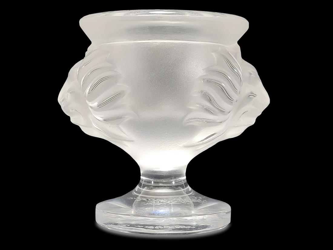 Lalique, France Tete de Lion crystal lighter holder: Lalique, France Tete de Lion crystal lighter holder. 3 3/4 H x 3 3/4 W. TO SHIP THIS ITEM IN USA OR INTERNATIONAL, PLEASE CONTACT THE SHIPPERS : 1) UPS store1937- David Reiser -754-263-0780, auctions1