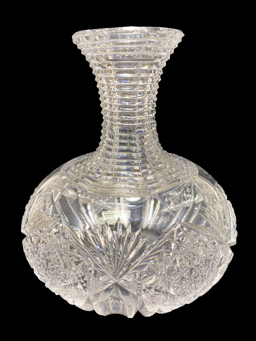 Vintage European cut clear crystal vace: Vintage European cut clear crystal vace. . 7 1/4 H x 6 1/8 W. TO SHIP THIS ITEM IN USA OR INTERNATIONAL, PLEASE CONTACT THE SHIPPERS : 1) UPS store1937- David Reiser -754-263-0780, auctions1937@gmail.