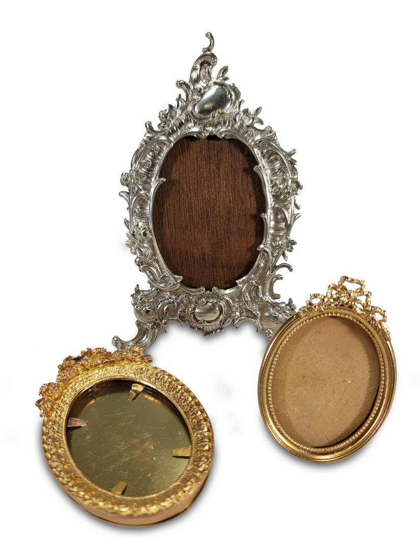 Vintage set of 3 silverplate & bronze picture frames: Vintage set of 3 silverplate & bronze picture frames. Bigger: 5 7/8 H x 3 7/8 W. Picture size: 2 5/8 H x 2 W. TO SHIP THIS ITEM IN USA OR INTERNATIONAL, PLEASE CONTACT THE SHIPPERS : 1) UPS store1937-