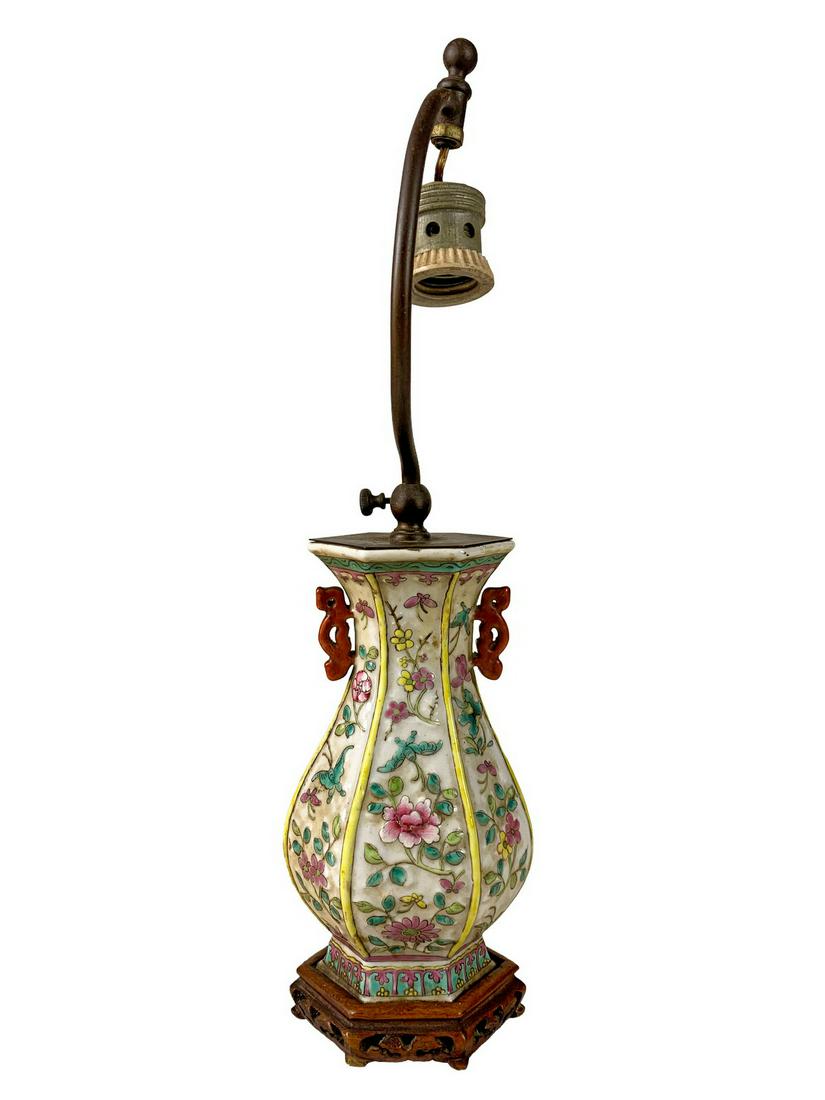 Antique Chinese porcelain lamp & a wood base: Antique Chinese porcelain lamp & a wood base. 17 3/8 H x 4 1/4 W x 3 D. TO SHIP THIS ITEM IN USA OR INTERNATIONAL, PLEASE CONTACT THE SHIPPERS : 1) UPS store1937- David Reiser -754-263-0780, auctions1