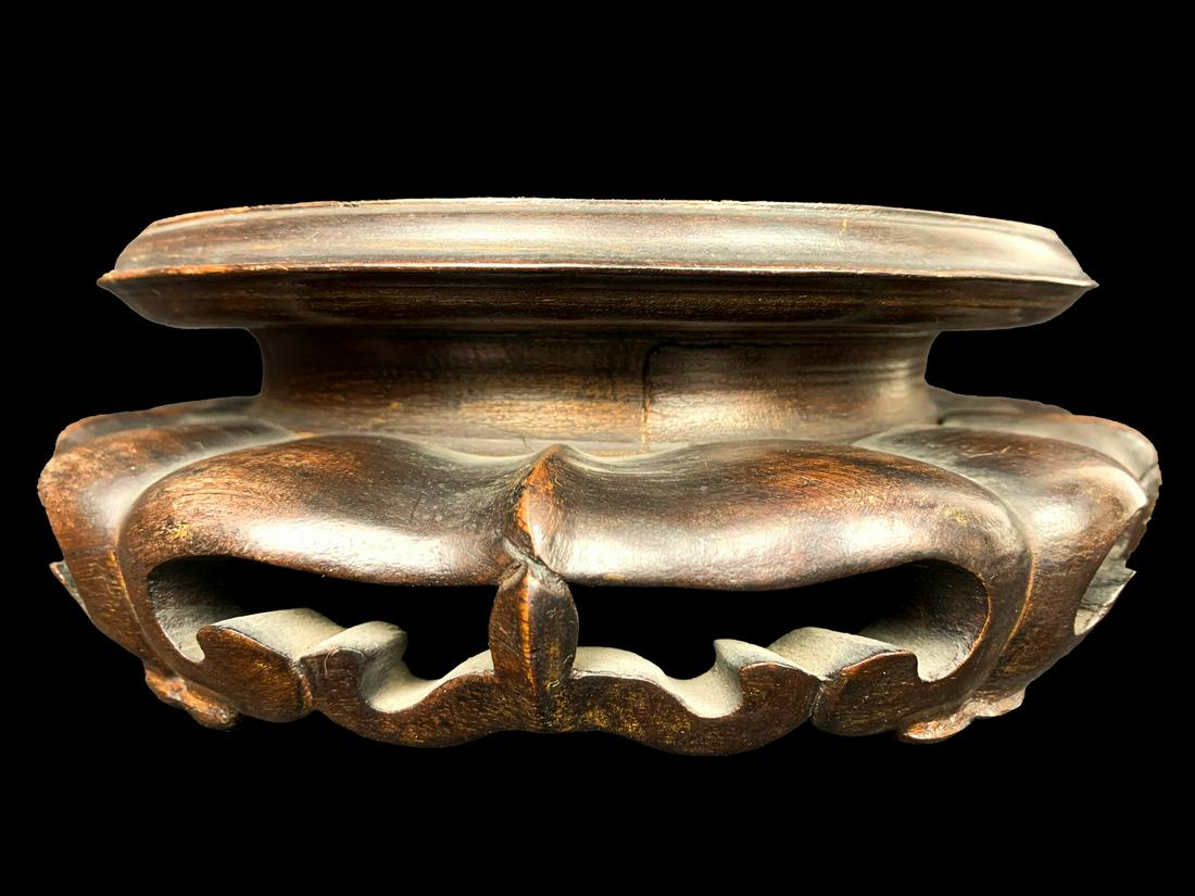 Antique Chinese wood base: Antique Chinese wood base. 3 H x 8 5/8 W. Vase bottom size: 6 3/4 diameter. TO SHIP THIS ITEM IN USA OR INTERNATIONAL, PLEASE CONTACT THE SHIPPERS : 1) UPS store1937- David Reiser -754-263-0780, aucti
