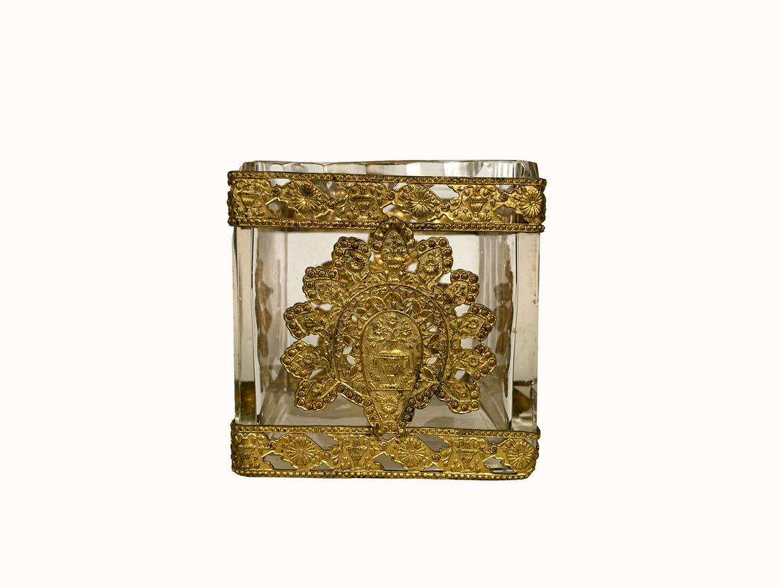 Antique French glass & bronze vase: Antique French glass & bronze vase. 3 H x 3 1/16 W x 3 1/16 D. TO SHIP THIS ITEM IN USA OR INTERNATIONAL, PLEASE CONTACT THE SHIPPERS : 1) UPS store1937- David Reiser -754-263-0780, auctions1937@gmail