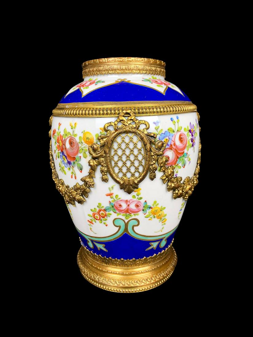 Antique French Sevres porcelain & bronze vase: Antique French Sevres porcelain & bronze vase. 7 7/8 H x 5 W. TO SHIP THIS ITEM IN USA OR INTERNATIONAL, PLEASE CONTACT THE SHIPPERS : 1) UPS store1937- David Reiser -754-263-0780, auctions1937@gmail.