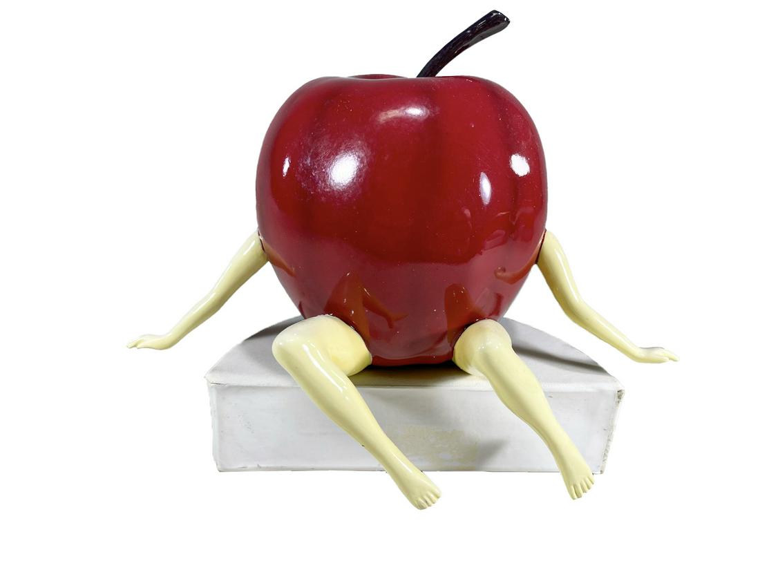 Thad Markham, American Out of the Bowl apple sculpture: Thad Markham, American Out of the Bowl apple sculpture. Number 275/2500. 8 1/2 x 5 5/8 x 4 7/8 in. TO SHIP THIS ITEM IN USA OR INTERNATIONAL, PLEASE CONTACT THE SHIPPERS : 1) UPS store1937- David Reis