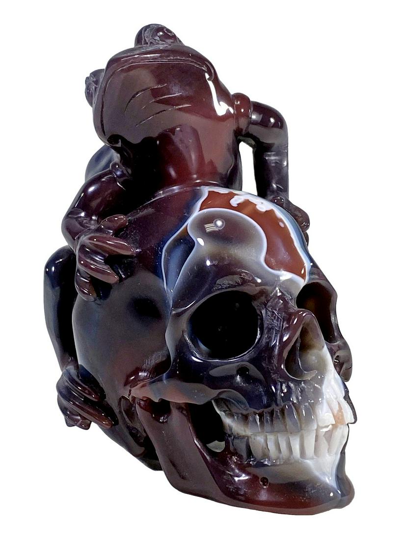 Mozambique Agate Frog & skull sculpture: Mozambique Agate Frog & skull sculpture. 4 x 2 1/2 x 3 7/8 in. TO SHIP THIS ITEM IN USA OR INTERNATIONAL, PLEASE CONTACT THE SHIPPERS : 1) UPS store1937- David Reiser -754-263-0780, auctions1937@gmail