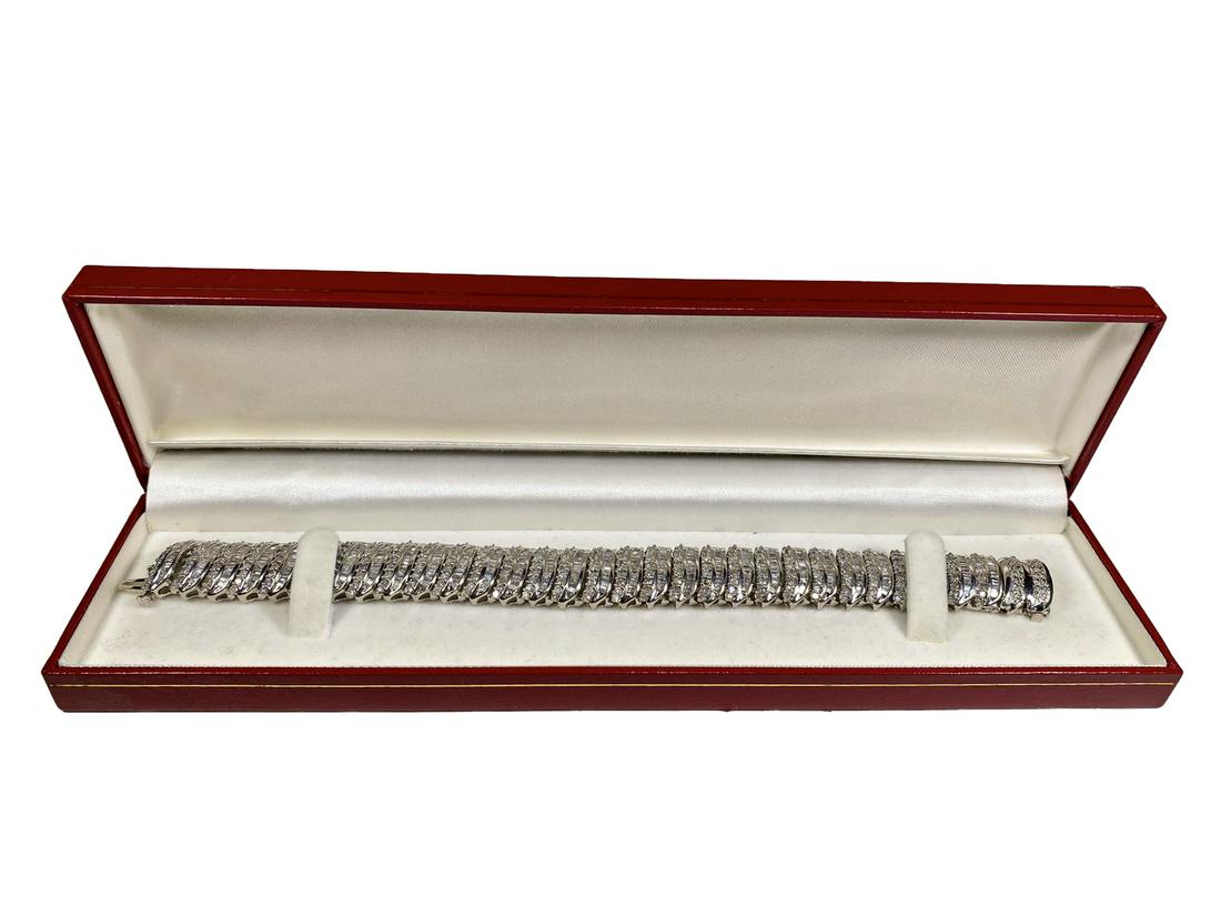 Art Deco 14k G & 720 Diamonds Bracelet in a Box: Art Deco 14k G & 720 Diamonds ( 270 rb & 450 baguettes ) Bracelet in a Box. Size: 7 1/2 x 5/8 in. Box: 1 x 8 5/8 x 2 1/8 in. Weight: 53.7 grams. TO SHIP THIS ITEM IN USA OR INTERNATIONAL, PLEASE CONTA