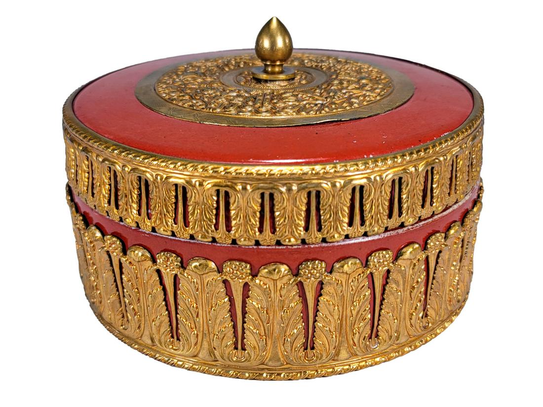 Antique Ftench bronze & porcelain box: Antique French bronze & porcelain box. 4 1/8 x 6 in. TO SHIP THIS ITEM IN USA OR INTERNATIONAL, PLEASE CONTACT THE SHIPPERS : 1) UPS store1937- David Reiser -754-263-0780, auctions1937@gmail.com, 2) P