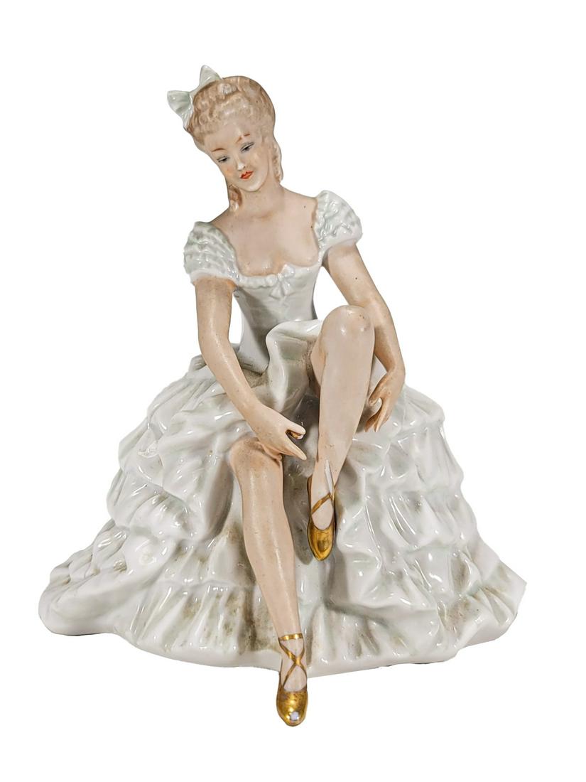 German Goebel porcelain statue: German Goebel porcelain statue. 6 1/4 x 5 3/4 x 5 in. TO SHIP THIS ITEM IN USA OR INTERNATIONAL, PLEASE CONTACT THE SHIPPERS : 1) UPS store1937- David Reiser -754-263-0780, auctions1937@gmail.com, 2)