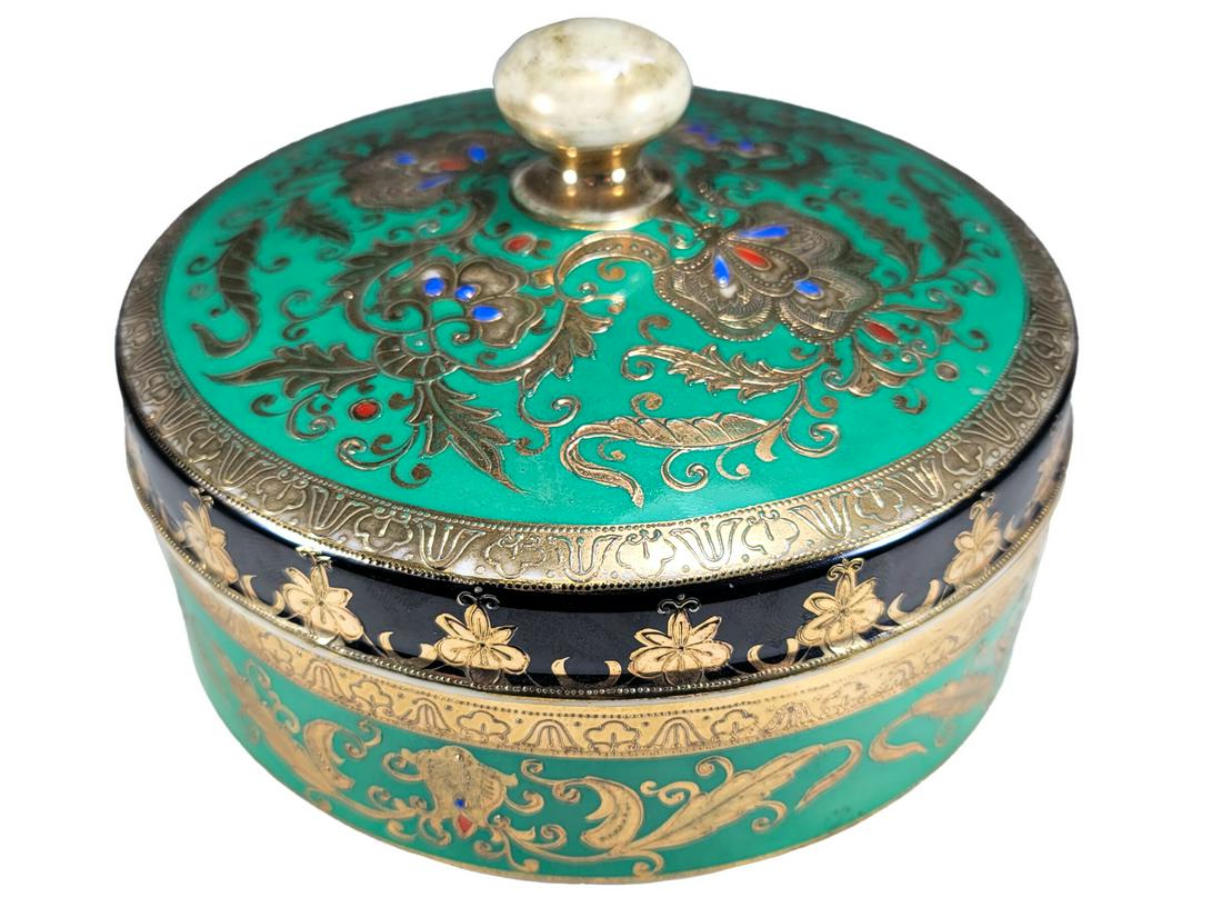 Noritake, Japan Porcelain Box: Noritake, Japan Porcelain Box. 4 3/8 x 6 1/4 in. TO SHIP THIS ITEM IN USA OR INTERNATIONAL, PLEASE CONTACT THE SHIPPERS : 1) UPS store1937- David Reiser -754-263-0780, auctions1937@gmail.com, 2) Pakma