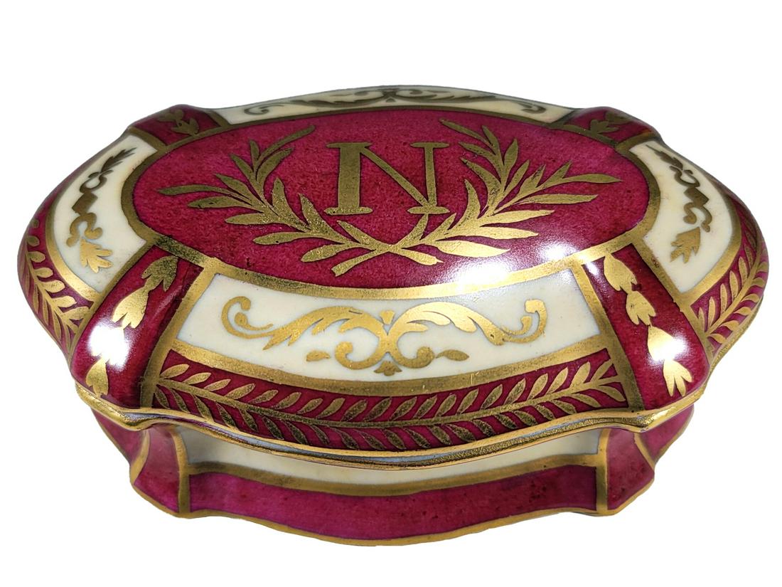 Vintage French Napoleon Porcelain Box: Vintage French Napoleon Porcelain Box. 2 5/8 x 5 3/4 x 3 3/4 in. TO SHIP THIS ITEM IN USA OR INTERNATIONAL, PLEASE CONTACT THE SHIPPERS : 1) UPS store1937- David Reiser -754-263-0780, auctions1937@gma