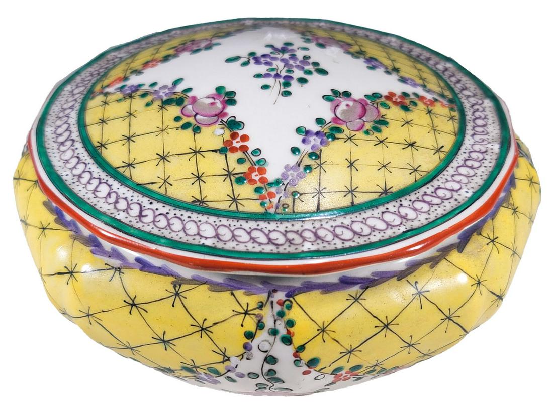 Vintage French Japanese Design Porcelain Box: Vintage French Japanese Design Porcelain Box. 3 x 5 1/2 in. TO SHIP THIS ITEM IN USA OR INTERNATIONAL, PLEASE CONTACT THE SHIPPERS : 1) UPS store1937- David Reiser -754-263-0780, auctions1937@gmail.co