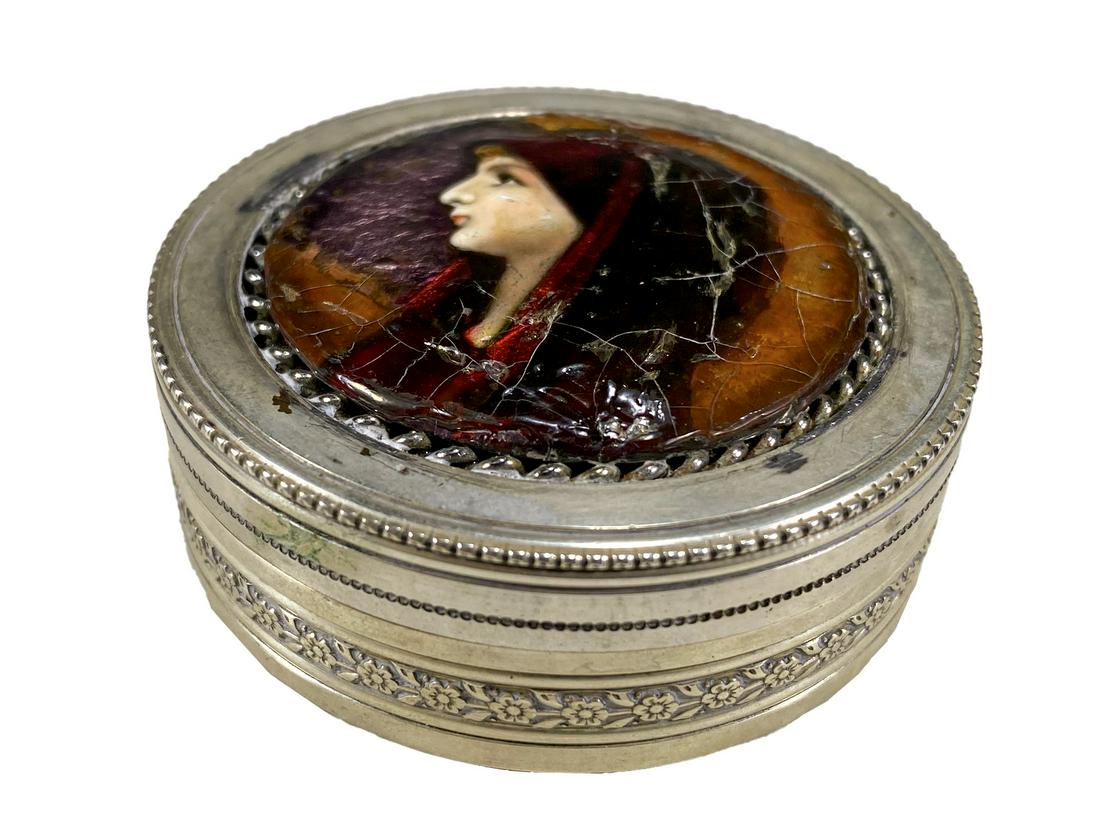 Tetard Fres, France Silver & Enamel Box: Tetard Fres, France Silver & Enamel Box. 3/4 z 2 3/8 in. Weight: 79 grams. TO SHIP THIS ITEM IN USA OR INTERNATIONAL, PLEASE CONTACT THE SHIPPERS : 1) UPS store1937- David Reiser -754-263-0780, auctio